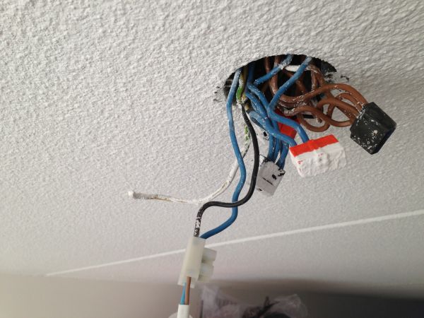 Blauwe kabel uit plafond centraaldoos gevallen. KLUSIDEE.NL